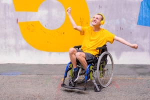 Gehandicapte man in rolstoel danst op muziek - Natuurlijk Inclusief